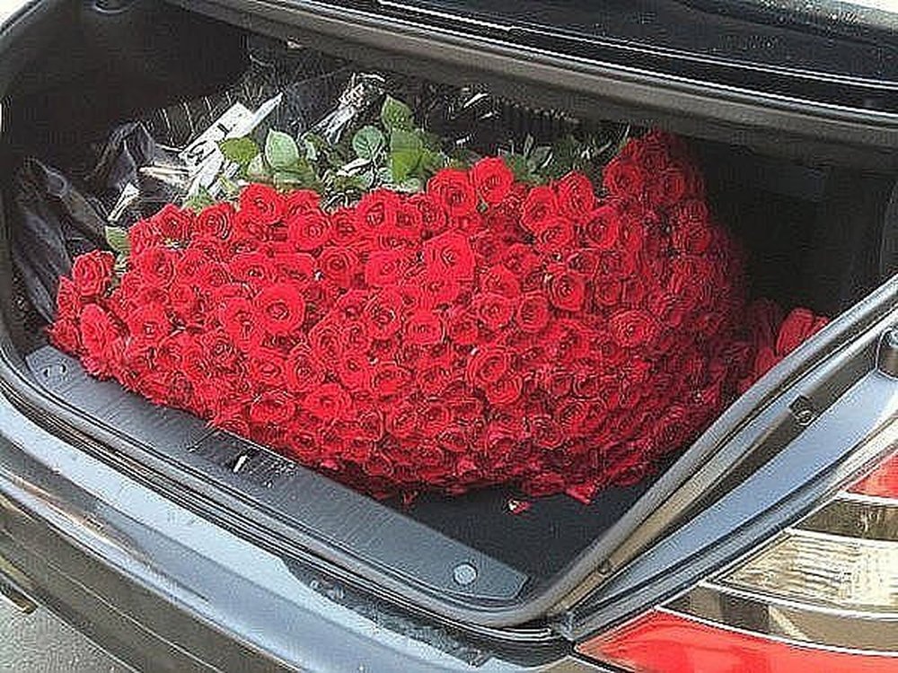 Розы на заднем сидении машины фото