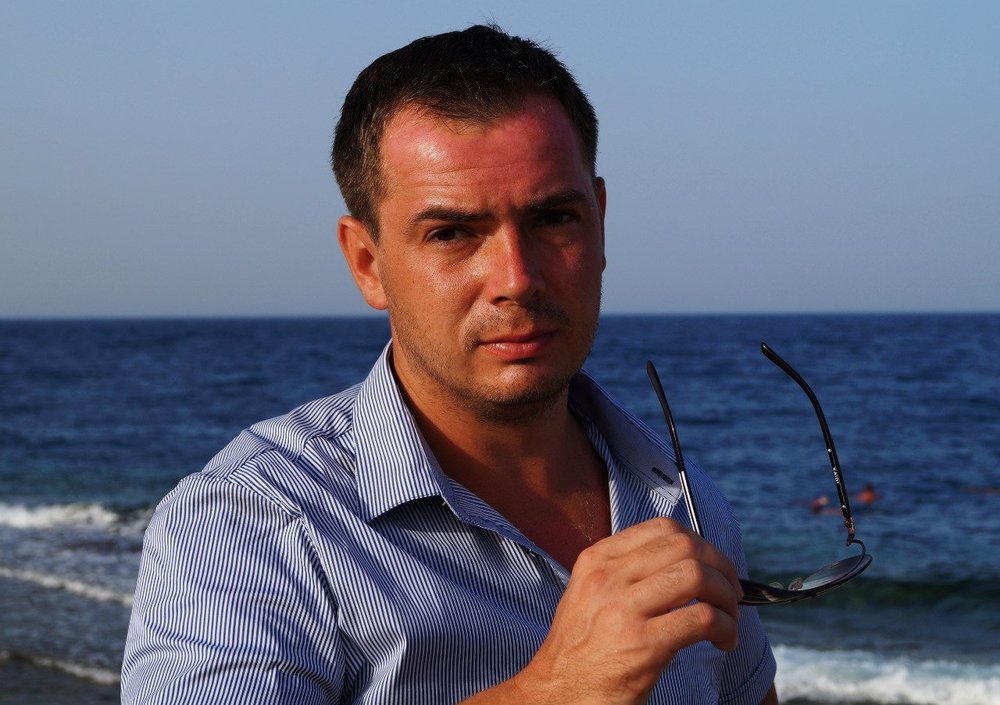 мужчина для серьезных отношений. мужчина 40 лет. дмитрий литвин. познакомиться с греком для серьезных отношений. мужчина дома.