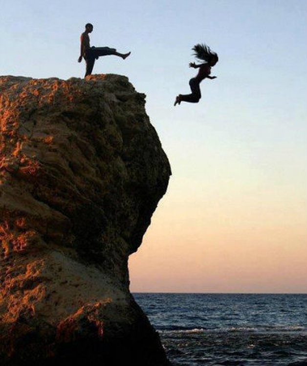 Скинуть с горы. Человек падает со скалы. Человек прыгает с обрыва. Человек падает с обрыва. Девушка прыгает в пропасть.