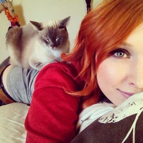 Девушка с рыжими волосами селфи. Рыжая девушка селфи. Девушка с рыжими волосами. Рыжие фото девушек домашние. Девушка с рыжими волосами селфи.