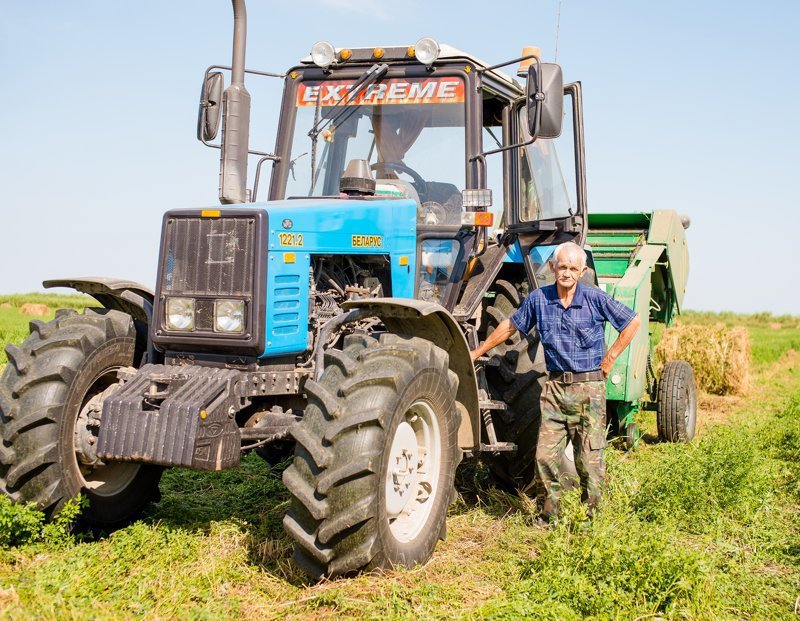 Трактор работает в городе. Трактор работает в городе. На ферме. Агромаш 60тк. Трактор джон дир john deere.
