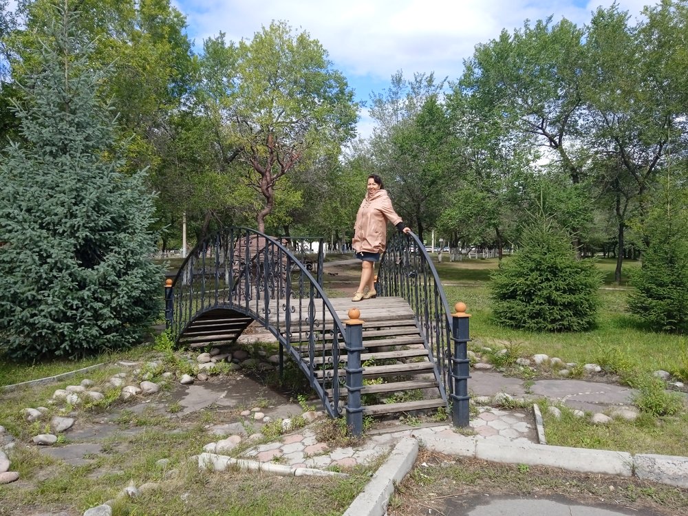 мясная тарелка на деревянной доске.